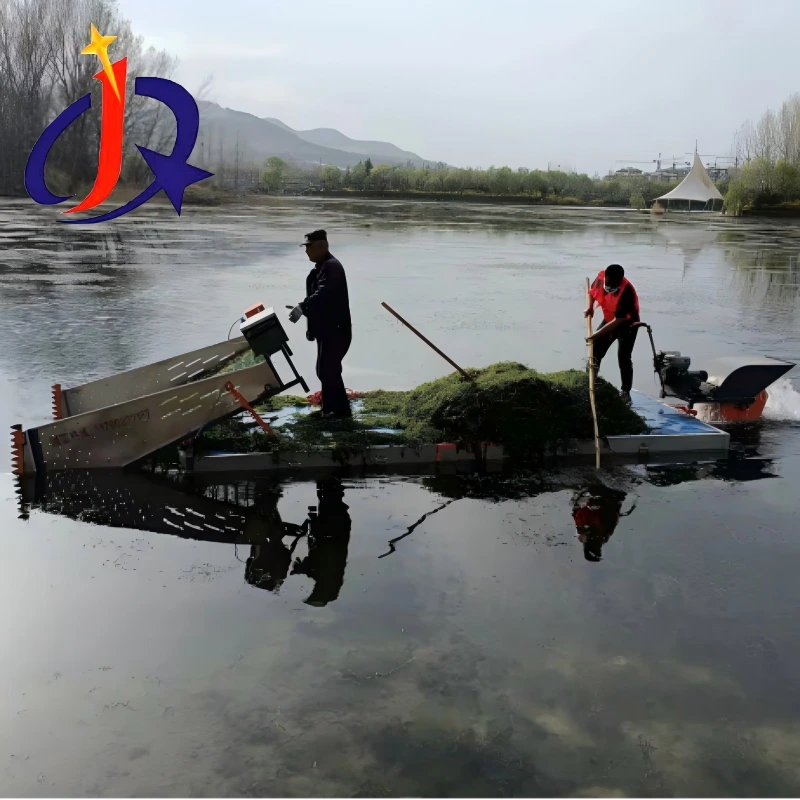 Маленький мини-комбайн для водных сорняков